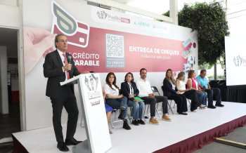Entrega Pepe Chedraui cheques a beneficiarios y beneficiarias de 